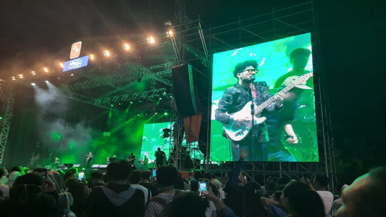 Penampilan Kunto Aji dalam acara Pasar Musik Festival 2023 di JIExpo Kemayoran Jakarta, Sabtu (11/02/2023) (ANTARA/Fitra Ashari)