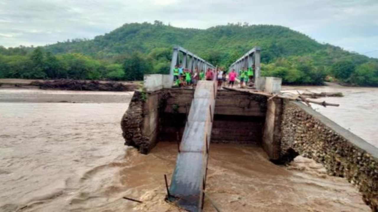 Gelagar Jembatan Kapsali di Desa Manubelon, Kabupaten Kupang, Provinsi Nusa Tenggara Timur (NTT), terputus akibat banjir. (ANTARA/HO BPBD Provinsi NTT)