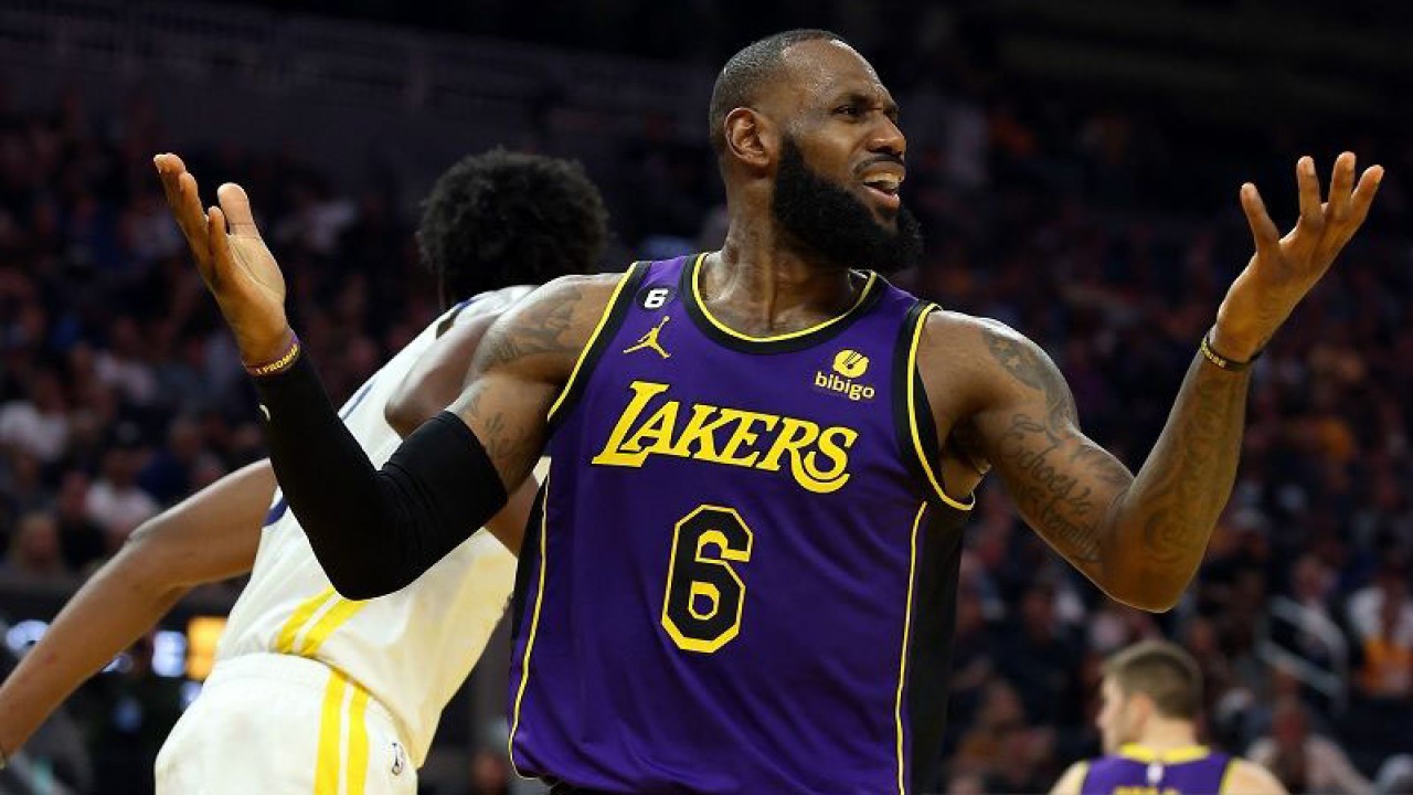 Eskpresi megabintang Los Angeles Lakers LeBron James mempertanyakan keputusan wasit dalam pertandingan NBA melawan Golden State Warriors di Chase Center, California, Amerika Serikat, Selasa (18/10/2022) waktu setempat. (ANTARA/AFP/GETTY IMAGES/Ezra Shaw)