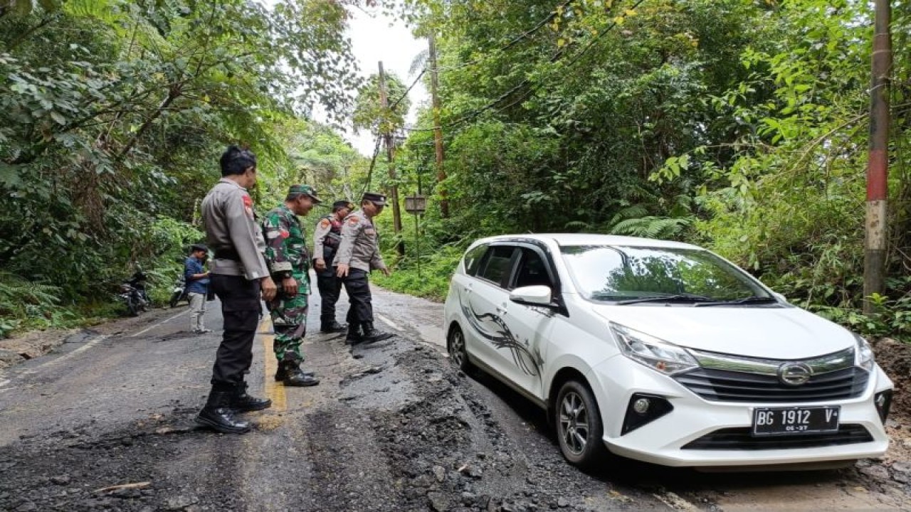 Petugas saat mengatur lalu lintas di ruas Liwa-Krui di kawasan Taman Nasional Bukit Barisan Selatan (TNBBS) tepatnya di Pekon (Desa) Kubu Perahu, Kecamatan Balik Bukit, Kabupaten Lampung Barat, yang terhambat akibat pergerakan tanah. ANTARA/HO-Dokumentasi pribadi