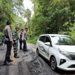 Lalu lintas di ruas Liwa-Krui terhambat akibat pergerakan tanah-1677548461