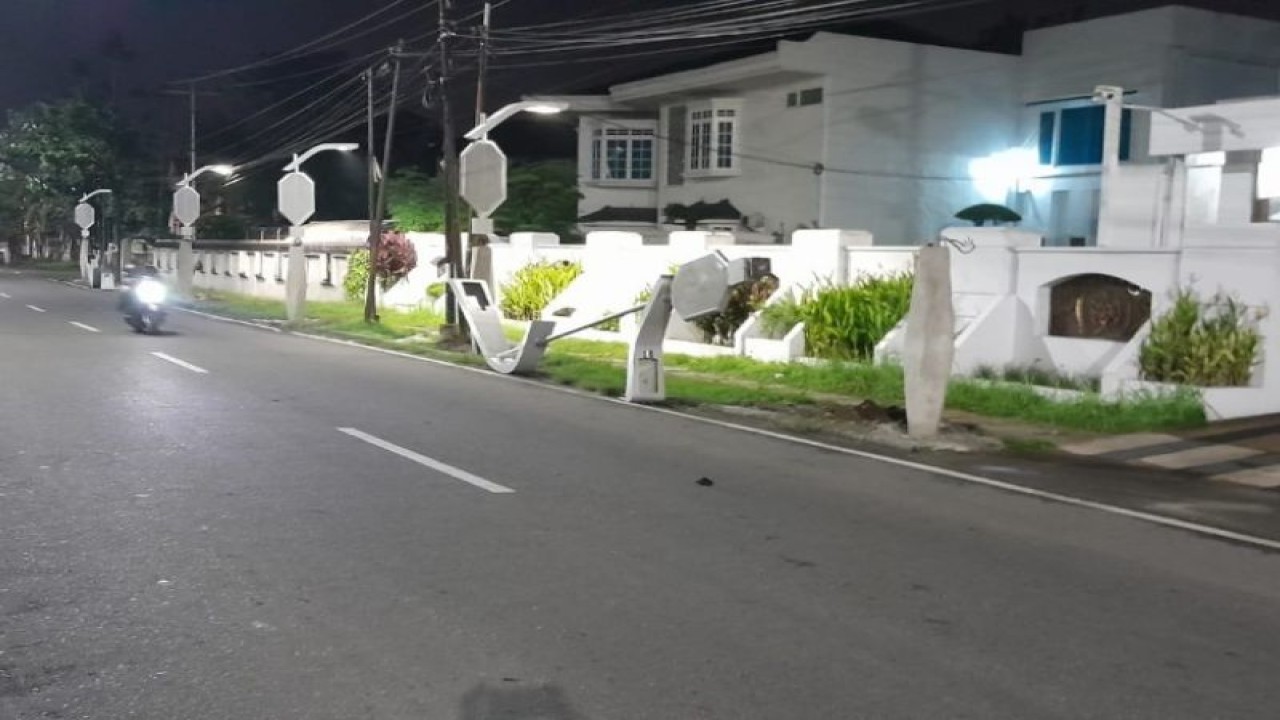 Lampu jalan trotoar layaknya lampu hias di Jalan Juanda, Medan, Sumut. (ANTARA/ HO-Istimewa)