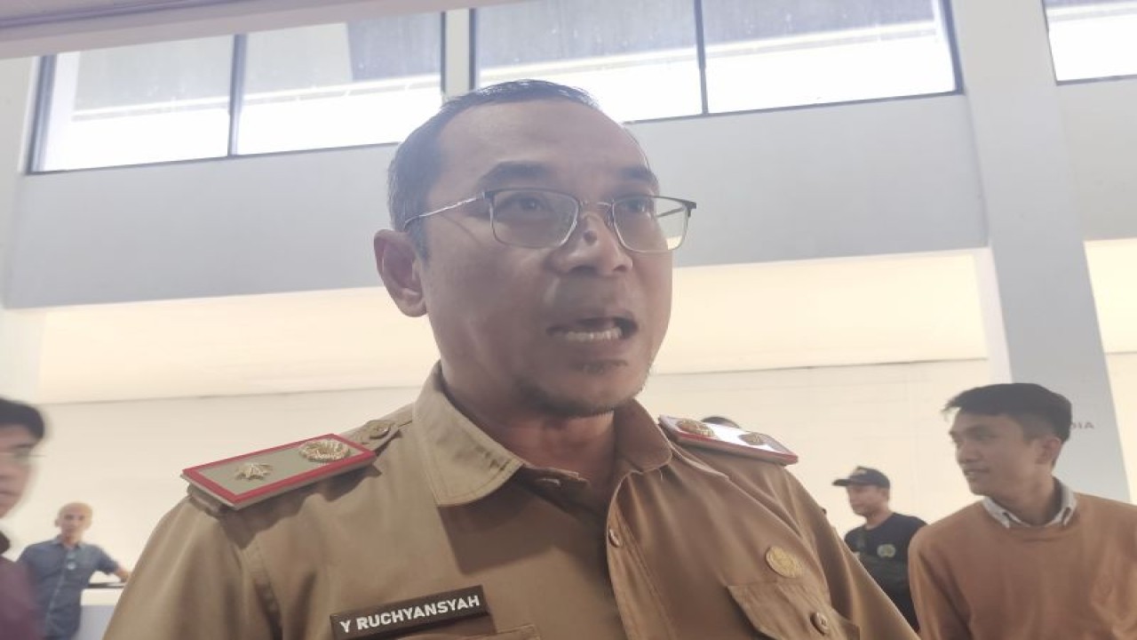 Kepala Dinas Kehutanan Provinsi Lampung Yanyan Ruchyansyah saat memberi keterangan. Bandarlampung, Senin (13/2/2022). ANTARA/Ruth Intan Sozometa Kanafi.
