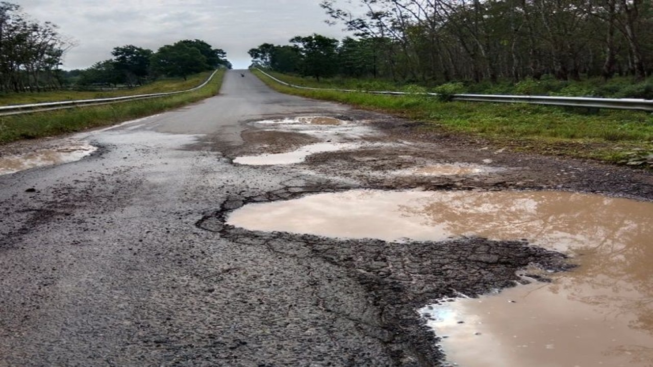 Kondisi jalan dari kawasan lapangan Golf Bandarlampung menuju Kedaton VII Desa Sabah Balau, Lampung Selatan, makin rusak parah karena tak kunjung diperbaiki. (ANTARA/HO)
