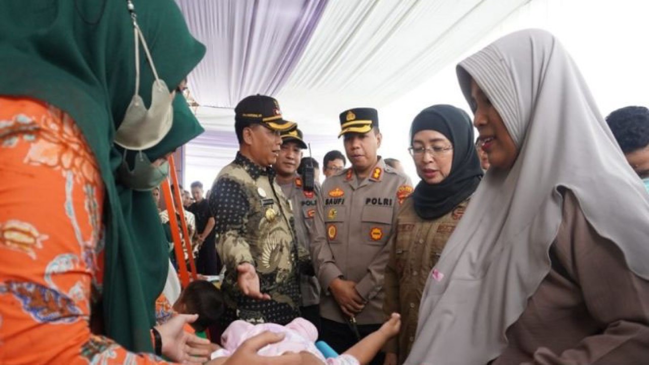 Penjabat Bupati Batang Lani Dwi Rejeki (berkacamata) bersama Kapolres Batang AKBP Saufi Salamun mengecek kegiatan penimbangan balita, Kamis (2/2/2023). (ANTARA/Kutnadi)