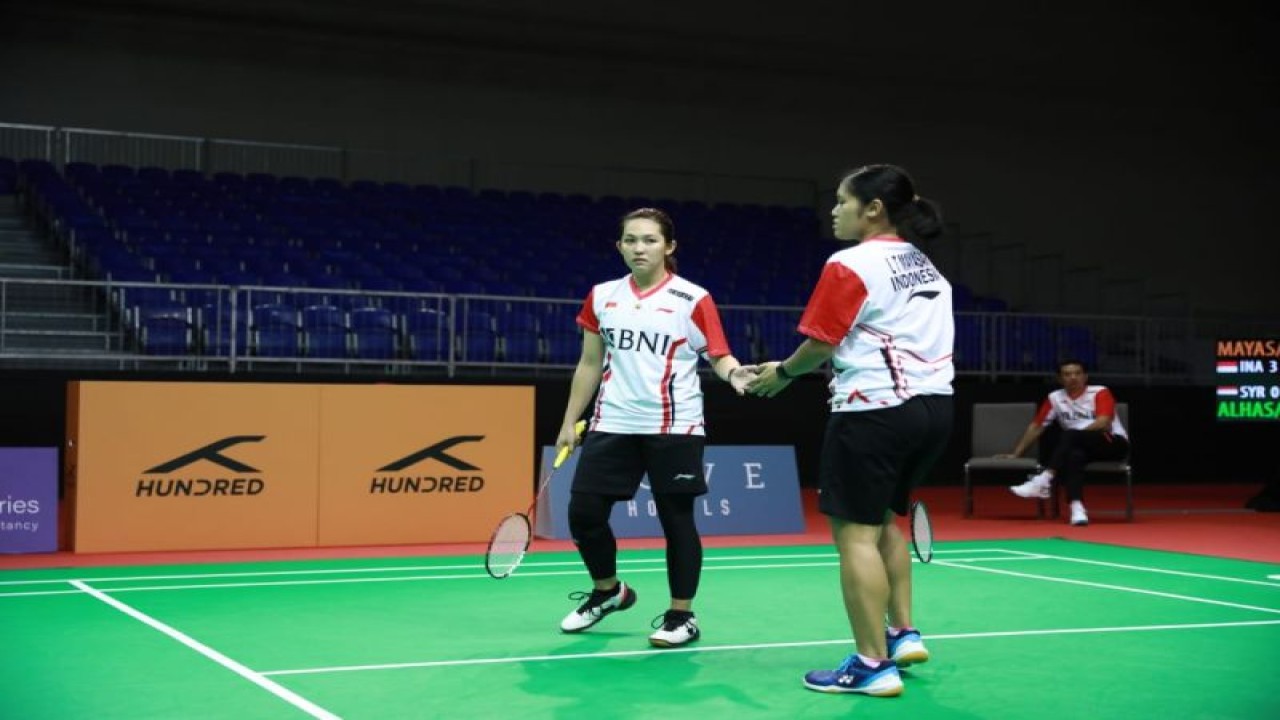 Lanny Tria Mayasari/Ribka Sugiato menyumbang poin untuk Indonesia usai mengalahkan wakil Suriah Ranim Alhasbani/Sanna Mahmoud dengan skor 21-2, 21-5 pada penyisihan Grup C Kejuaraan Bulu Tangkis Asia Beregu Campuran (BAMTC) 2023 di Dubai Exhibition Centre, Dubai, Uni Emirat Arab (UEA), Selasa (12/2/2023). (ANTARA/HO-PBSI)
