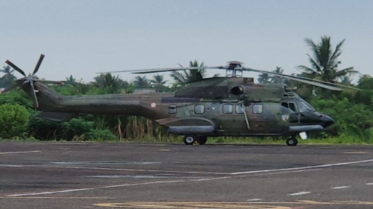 Helikopter jenis Bell 412 SP milik Lanud Roesmin Nurjadin saat tiba di Jambi.  (ANTARA/HO-Lanud RSN)