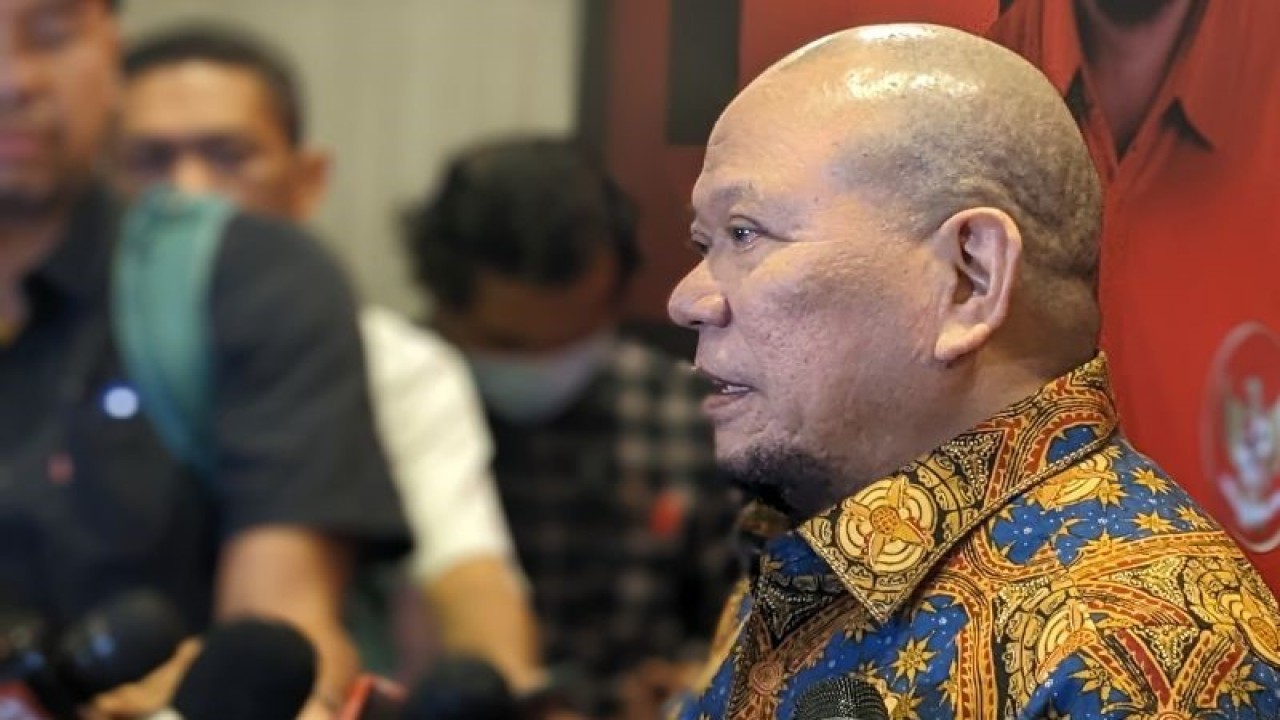 Ketua DPD RI yang juga calon Ketua Umum PSSI 2023-2027 LaNyalla Mattalitti memberikan keterangan kepada pewarta usai melakukan kampanye di hadapan perwakilan sekitar 25 Asprov PSSI di Jakarta, Selasa (7/2/2023). (ANTARA/Michael Siahaan)