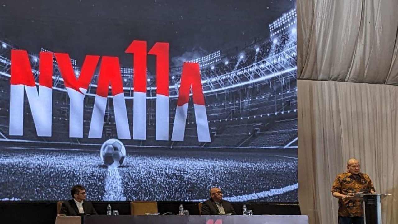Calon Ketua Umum PSSI periode 2023-2027 LaNyalla Mattalitti (kanan) memberikan pemaparan mengenai programnya jika terpilih menjadi orang nomor satu di PSSI di Jakarta, Selasa (7/2/2023). (ANTARA/Michael Siahaan)