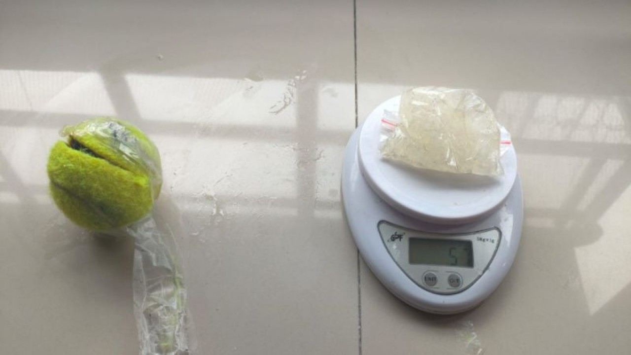 Petugas Lapas Narkotika Samarinda berhasil mengamankan bola tenis yang berisikan sabu sabu seberat 50 gram yang di lempar seseorang dr luar ke dalam lapas setempat. (ANTARA/HO/lapasnarkotikasamarinda)