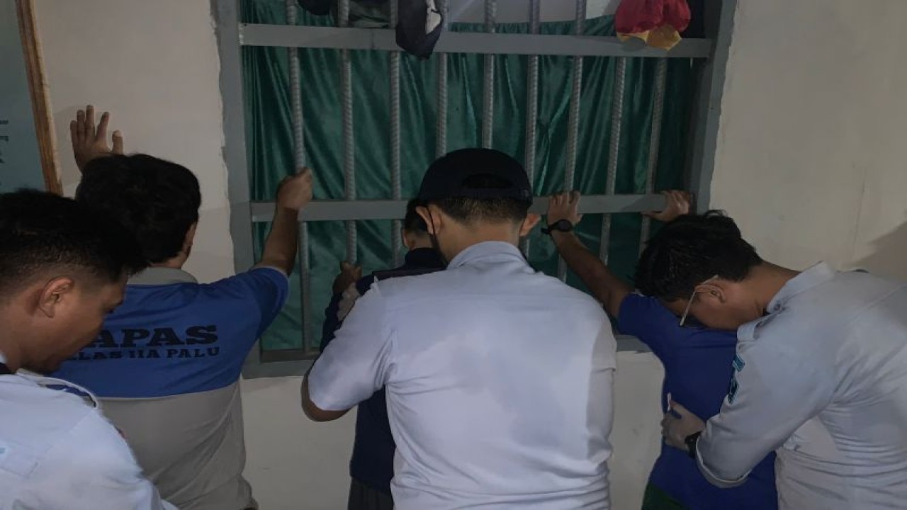 Petugas pemasyarakatan menggeledah warga binaan Lembaga Pemasyarakatan (Lapas) Kelas IIA Palu sebagai upaya pencegahan peredaran barang terlarang, Rabu (1/2/2023) malam. ANTARA/HO-Humas Lapas Kelas IIA Palu