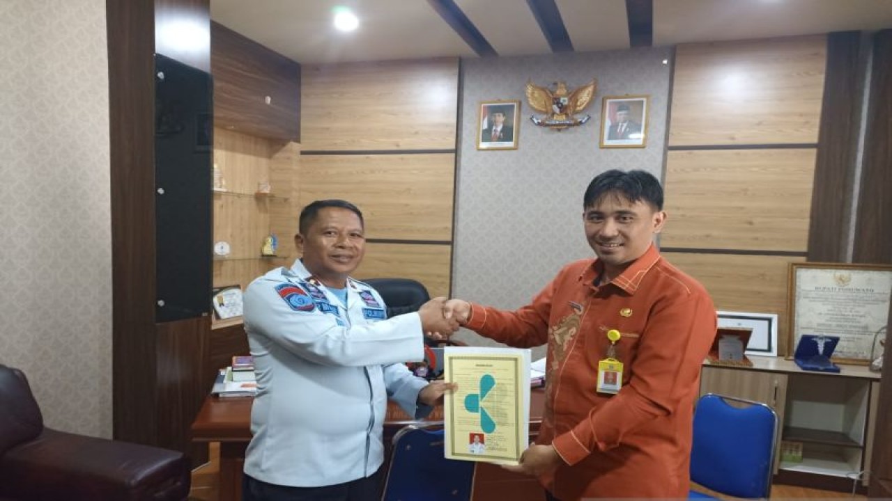 Kepala Lapas Pohuwato, Irman Jaya (kiri) menerima sertifikat laik higienis sanitasi jasa boga dari Dinas Kesehatan Kabupaten Pohuwato, Gorontalo. ANTARA/HO-Humas Lapas Pohuwato