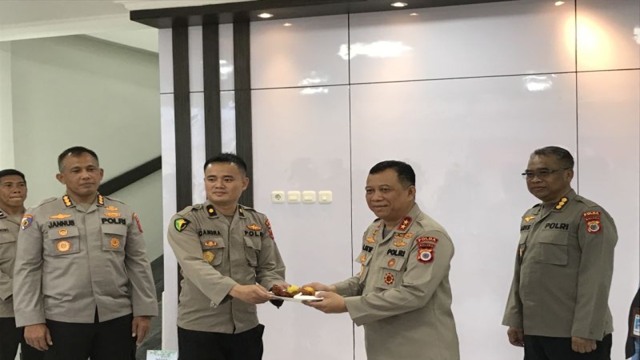 Kapolda Maluku Irjen Pol. Lotharia Latif saat memotong tumpeng dan beri ucapan selamat kepada Karumkit RS Bhayangkara Ambon, Rabu. (ANTARA/Winda Herman)