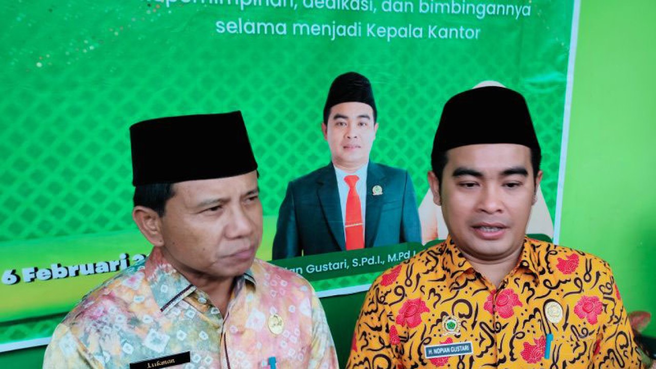 Kepala Kantor Kemenag Rejang Lebong, Provinsi Bengkulu, Lukman (kiri) saat pisah sambut dengan pejabat lama Nopian Gustari (kanan) di Rejang Lebong, Senin (6/2/2023). FOTO ANTARA/Nur Muhamad