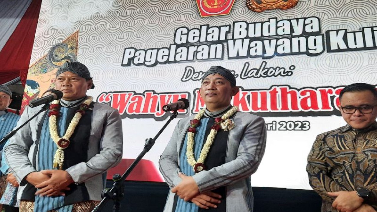 Kapolri Jenderal Pol. Listyo Sigit Prabowo dan Panglima TNI Laksamana Yudo Margono didampingi Ketua MPR Bambang Soesatyo Menpan-RB Abdullah Azwar Anas, Kepala Staff Angkatan Laut Laksamana Muhammad Ali dan Kepala Staff Angkatan Udara Marsekal Fadjar Prasetyo, memberikan keterangan pers dalam acara wayang kulit di Lapangan Bhayangkara, Jakarta, Jumat (3/2/2023). ANTARA/Laily Rahmawaty