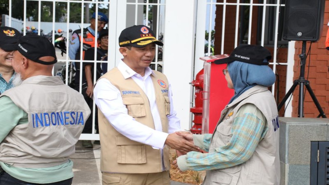 Kepala BNPB Letjen TNI Suharyanto menyapa personel Tim Medis Darurat atau Emergency Medical Team (EMT) sesaat sebelum lepas landas di Lanud Halim Perdanakusuma, Jakarta pada Senin (13/2/2023). (Antara/HO-BNPB)