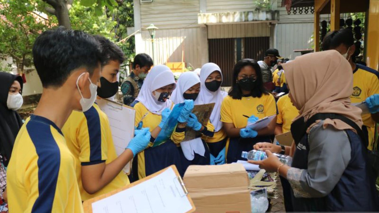 Sudin LH Jakarta Barat melakukan sosialisasi pengurangan pemakaian plastik di sekolah, (16/2/2023). ANTARA/Sudin LH Jakarta Barat