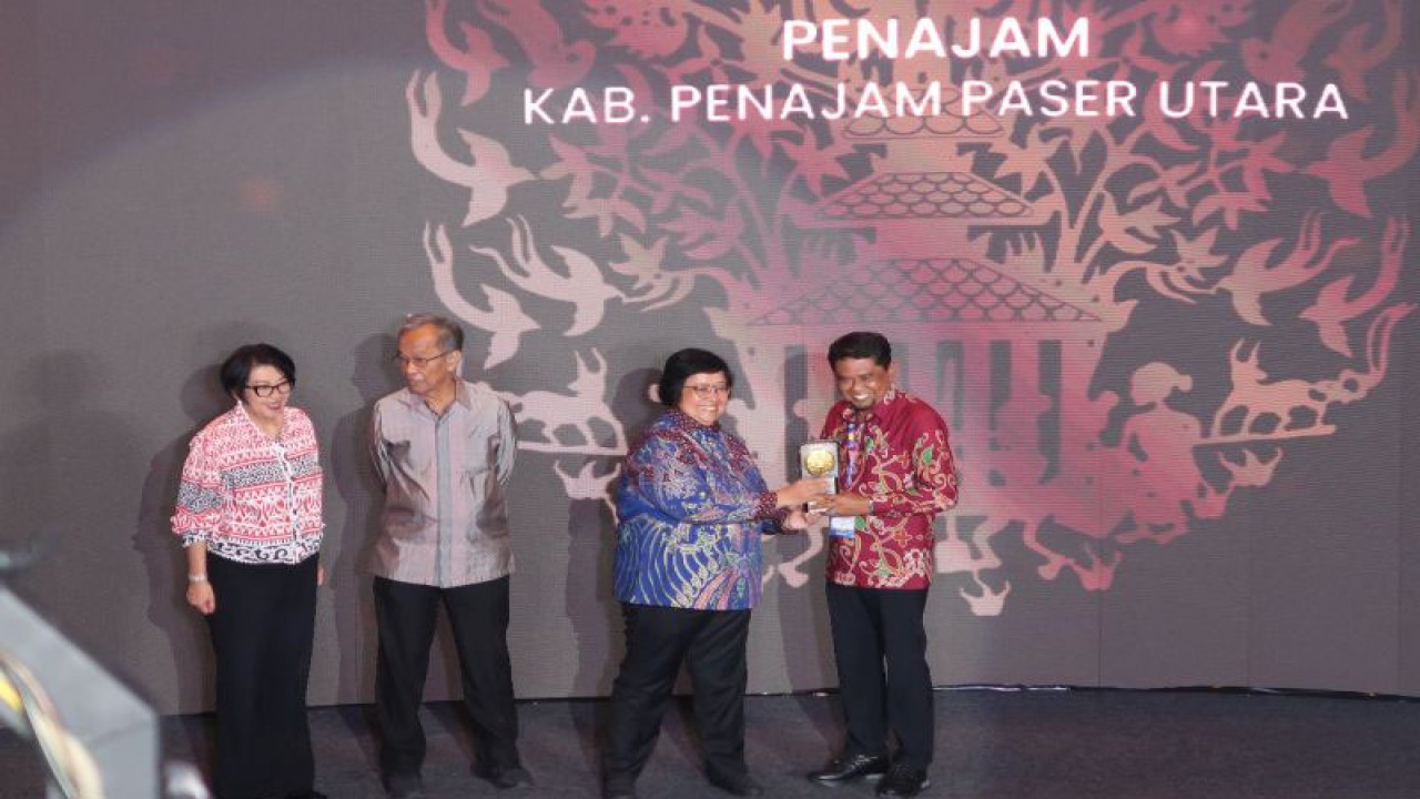 Menteri Lingkungan Hidup dan Kehutanan Siti Nurbaya Bakar (kedua kanan) memberikan penghargaan Adipura kepada Bupati Penajam Paser Utara Hamdam Pongrewa (kanan) di Gedung Manggala Wanabakti, Jakarta Pusat, Selasa (28/2/2023). ANTARA/Sugiharto Purnama