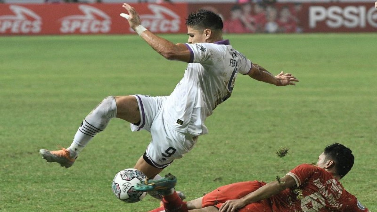 Pesepak bola Persita Tangerang Ezequiel Fergonzi (kanan) terjatuh saat dihadang pesepak bola Persija Jakarta Syahrian Abimanyu (kanan) pada lanjutan Liga 1 di Stadion Patriot Chandrabhaga, Bekasi, Jawa Barat, Rabu (24/8/2022). ANTARA FOTO/ Fakhri Hermansyah/aww. (ANTARA FOTO/Fakhri Hermansyah)