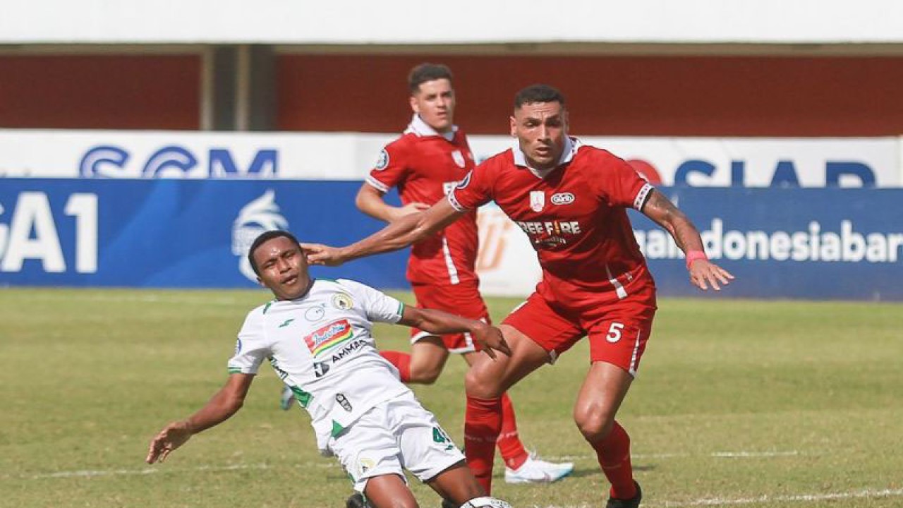 Pesepak bola PSS Sleman Albert Ferre (kiri) berebut bola dengan pesepak bola Persis Solo Jaime Xavier (kanan) pada pertandingan Liga 1 di Stadion Maguwoharjo, Sleman, DI Yogyakarta, Selasa (21/2/2023). Persis Solo mengalahkan PSS Sleman 4-1. ANTARA FOTO/Hendra Nurdiyansyah/tom.