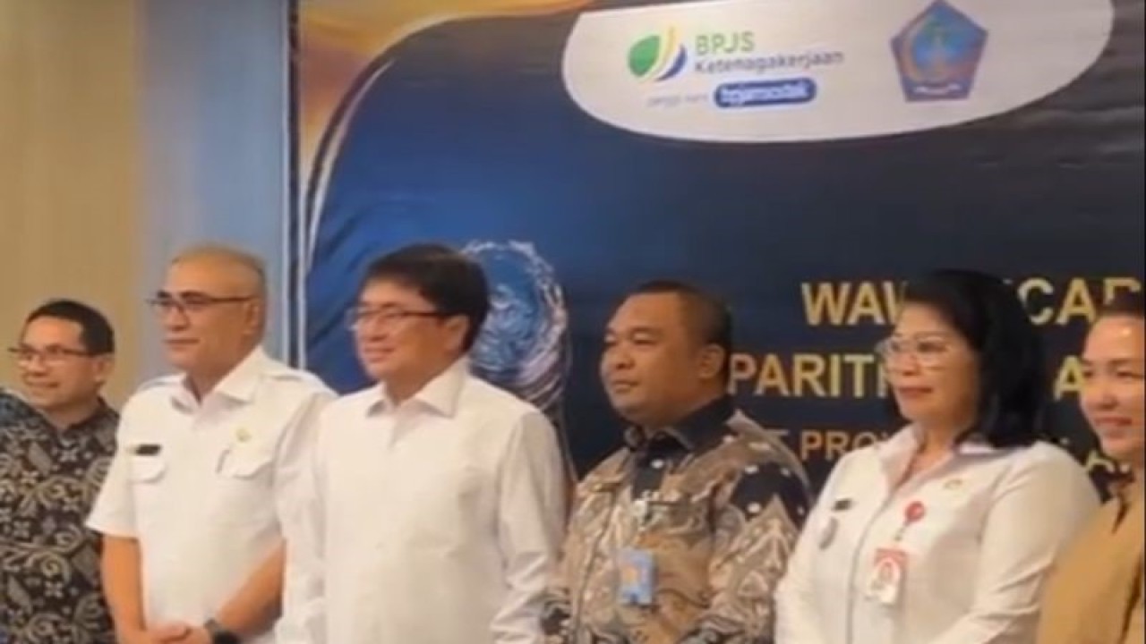 Kepala Badan Penyelenggara Jaminan Sosial Ketenagakerjaan (BPJAMSOSTEK) Sulut Sunardy Syahid foto bersama usai wawancara peserta Paritrana Award 2022, di Manado, Rabu (1/2/2023). ANTARA/Nancy L Tigauw