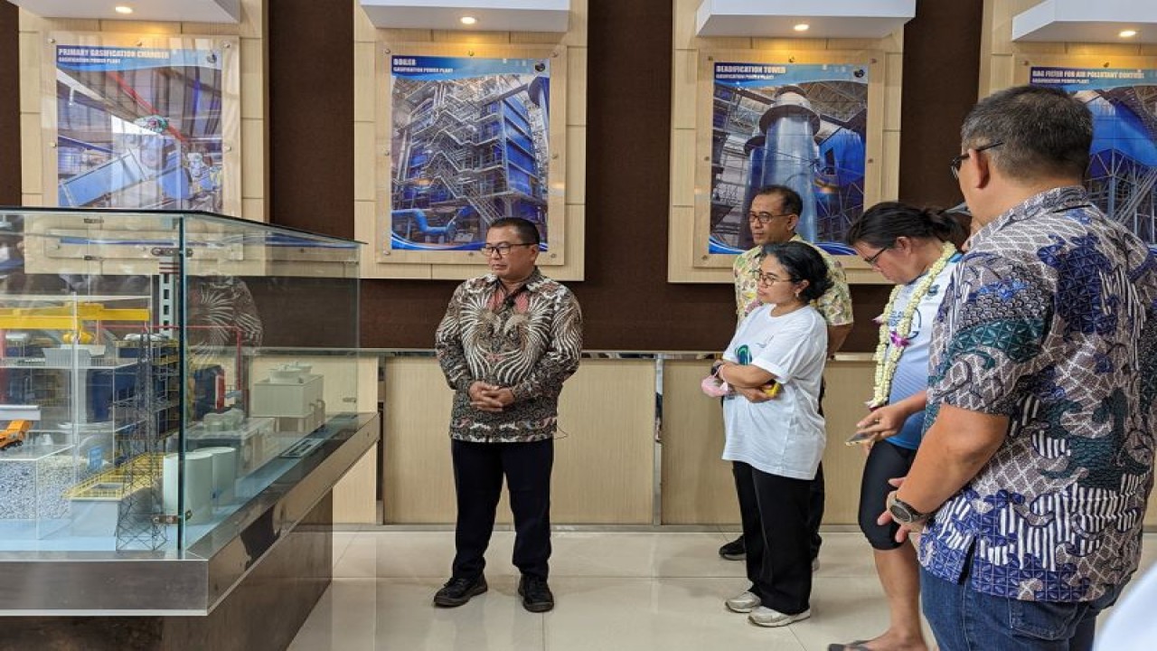 Direktur Pengelolaan Sampah, Limbah, dan B3, Kementerian LHK, Yulia Suryanti (tengah) saat mengunjungi Pengolah Sampah menjadi Energi Listrik (PSEL) Benowo, Kota Surabaya pada Jumat (10/2/2023). (FOTO ANTARA/HO-Diskominfo Surabaya)