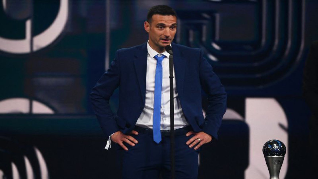Pelatih timnas Argentina Lionel Scaloni saat menerima penghargaan pelatih pria terbaik FIFA 2022 di Paris, Prancis pada 28 Februari 2023. ANTARA/AFP/FRANCK FIFE)