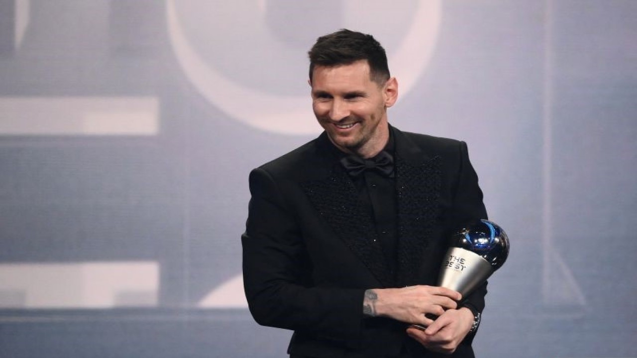 Pemain timnas Argentina dan Paris Saint-Germain Lionel Messi saat menerima penghargaan pemain pria terbaik FIFA 2022 di Paris, Prancis pada 27 Februari 2023. ANTARA/AFP/FRANCK FIFE
