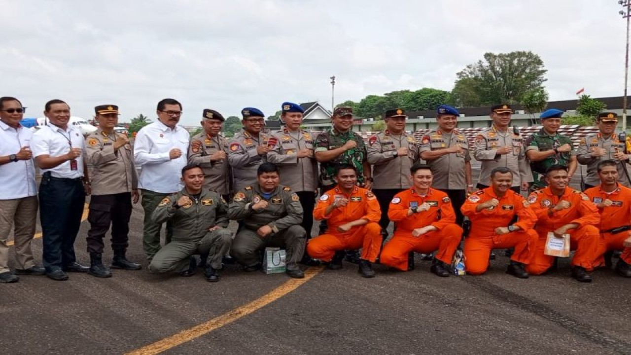 Pemberian cinderamata kepada crew helikopter evakuasi korban heli jatuh (ANTARA/HO-IST)