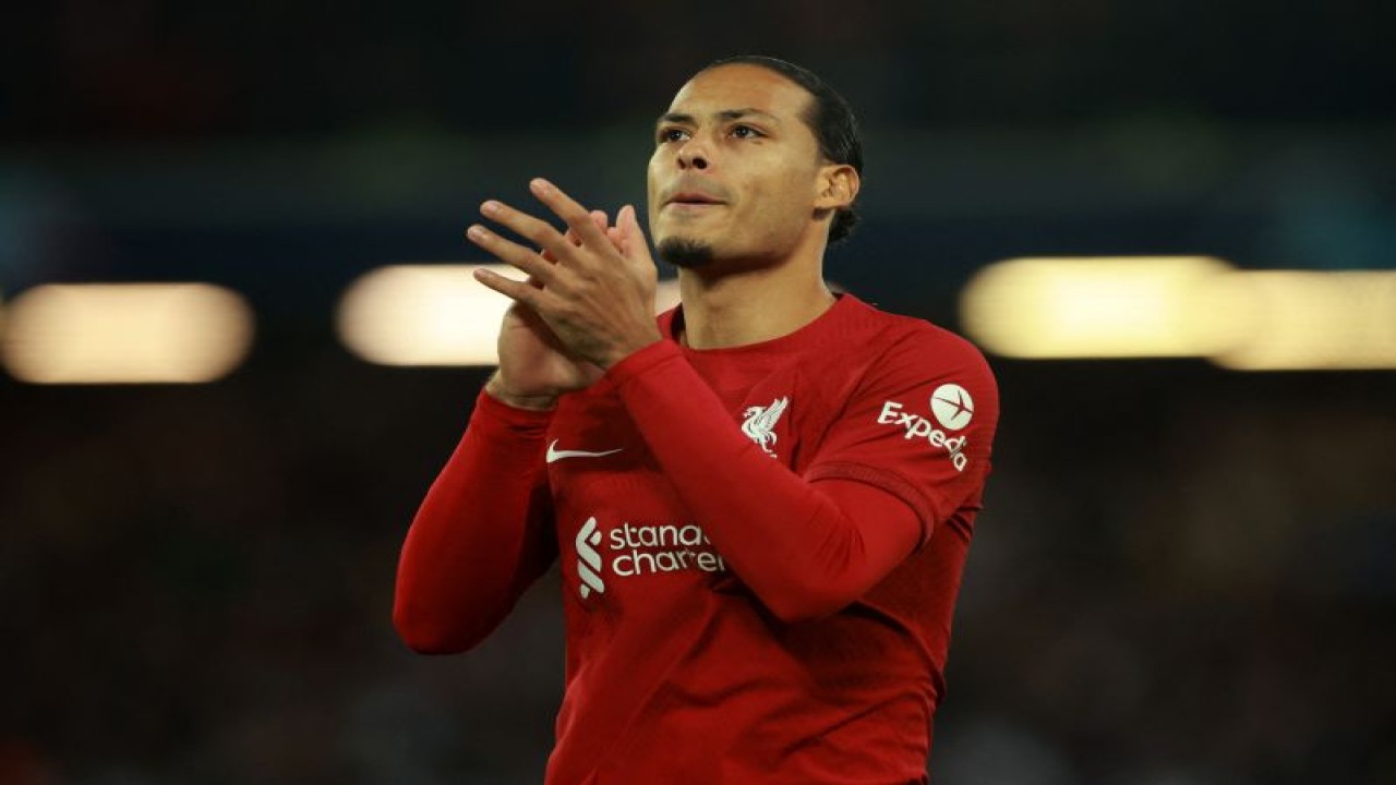 Virgil van Dijk menyapa para suporter Liverpool sebelum pertandingan leg pertama Liga Champions lawan Real Madrid di Anfield pada 22 Februari 2023. ANTARA/REUTERS/PHIL NOBLE