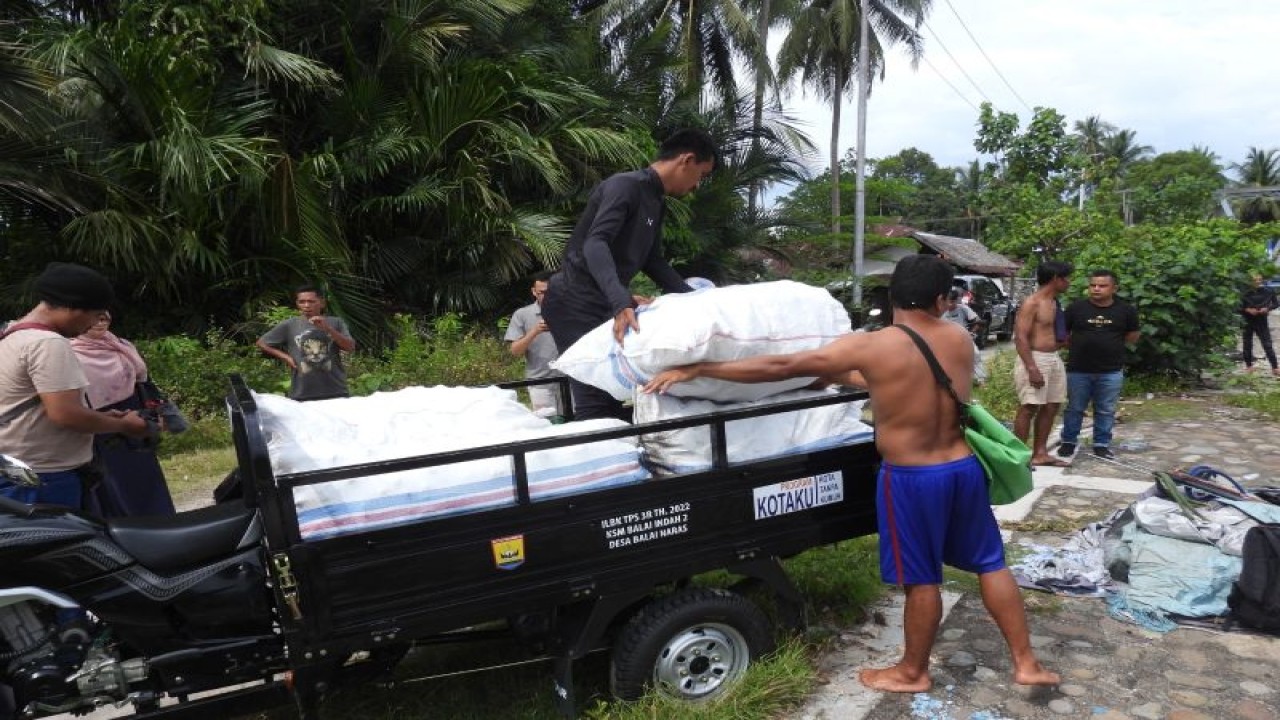 Loka Kawasan Konservasi Perairan Nasional (LKKPN) Pekanbaru bersama Kelompok Masyarakat Penggerak Konservasi (KOMPAK) Raja Samudra mengubah sampah plastik yang didapatkan dari laut kawasan Konservasi Pulau Pieh, Sumatera Barat menjadi bernilai ekonomis. (ANTARA/HO LKKPN)