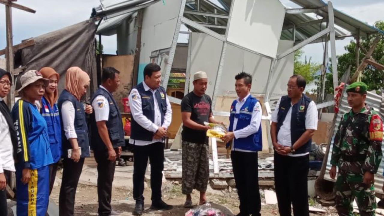Kepala Dinas Sosial Kota Palu Susik menyerahkan bantuan logistik kepada warga yang terdampak bencana angin kencang di Palu pada Rabu (15/2/2023). ANTARA/HO-Dinsos Palu