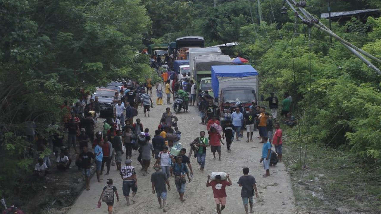 Arsip.Sejumlah kendaraan logistik yang membawa sembako dan kebutuhan masyarakat lainnya tak bisa melintas akibat jalur yang dilalui tertutup longsor di kilometer 73 Jalan Trans Pulau Timor, di Desa Nolemina, Kecamatan Takari, Kabupaten Kupang, NTT, Senin (20/2/2023). ANTARA/Kornelis Kaha