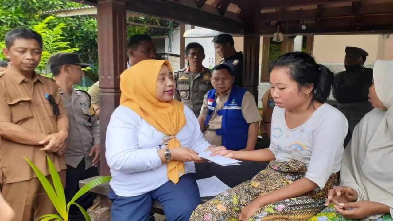 Wakil Bupati Lombok Barat Hj Sumiatun, menyerahkan bantuan kepada warga terdampak banjir di Kecamatan Sekotong, Kabupaten Lombok Barat, Nusa Tenggara Barat, Rabu (15/2/2023). (ANTARA/Awaludin).