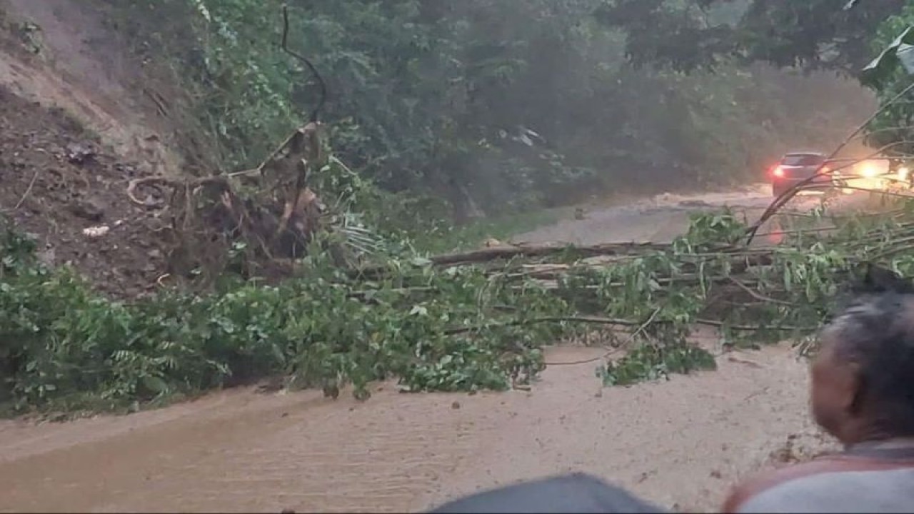 Kondisi tanah longsor di Jalan AKD (ruas Kaiya- Inobonto) Kecamatan Bolaang, Kabupaten Bolaang Mongondow, Rabu (1/2/2023). ANTARA/HO-BPBD Bolaang Mongondow