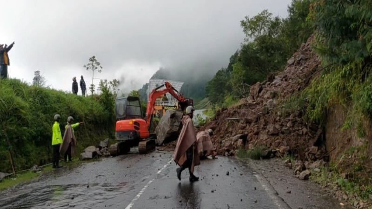 Sejumlah sukarelawan saat melakukan evakuasi material longsoran yang menutup badan jalan di Desa Gondosuli Kecamatan Tawangmangu, Kabupaten Karanganyar, Jawa Tengah, Rabu (15/2/2023). ANTARA/Bambang Dwi Marwoto.
