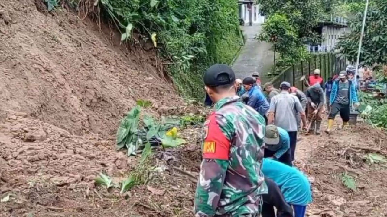 Sejumlah petugas Koramil dan Polsek Dagangan membantu warga menangani material tanah longsor di Desa Padas, Kecamatan Dagangan, Kabupaten Madiun, Jatim, Jumat (17/2/2023). ANTARA/Louis Rika