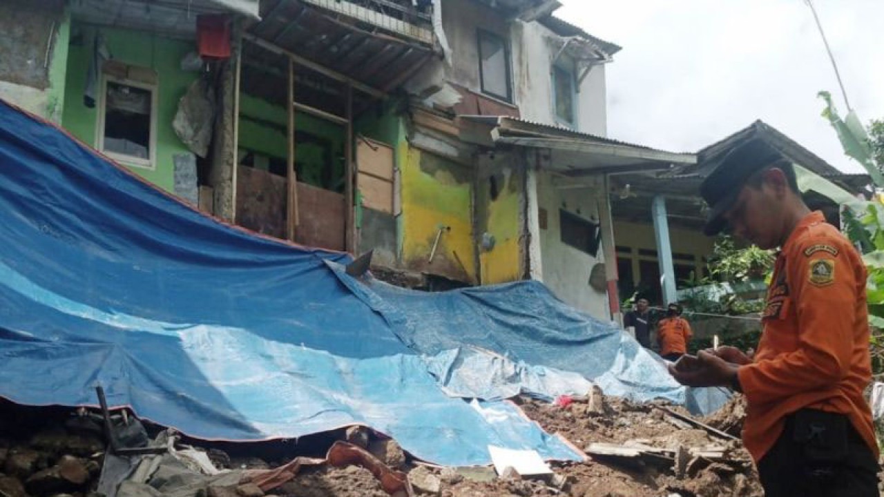 Rumah warga rusak akibat bencana longsor di Desa Ciburuy, Kecamatan Cigombong, Kabupaten Bogor, Jawa Barat. (ANTARA/HO-BPBD Kabupaten Bogor)