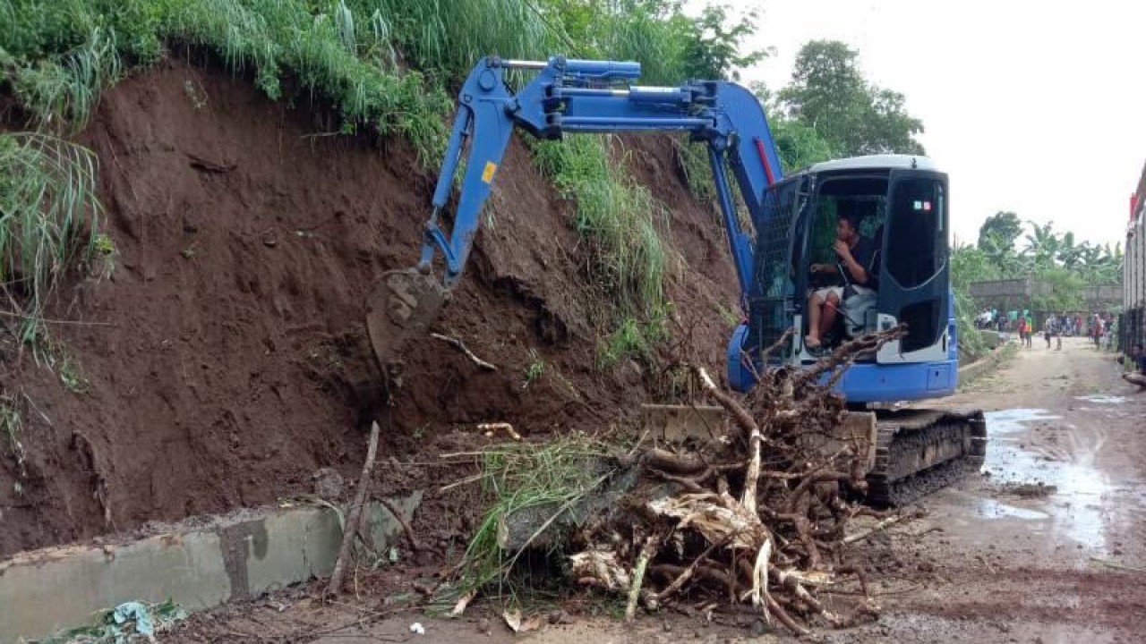 Sebuah kendaraan alat berat saat menyikirkan sisa meterial longsoran di Dukuh Tanduk Desa Bakalan, Kecamatan Ampel Kabupaten Boyolali, Jawa Tengah, Selasa (21/2/2023). ANTARA/Bambang Dwi Marwoto.