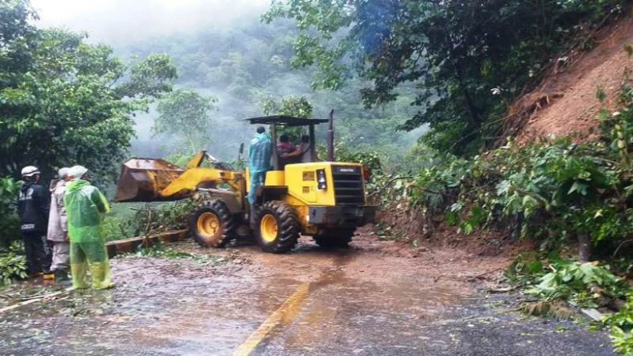 Petugas melakukan penanganan material longsoran yang menutupi jalan utama di Silaiang Bawah akibat hujan lebat. (ANTARA/HO-Polres Padang Panjang)