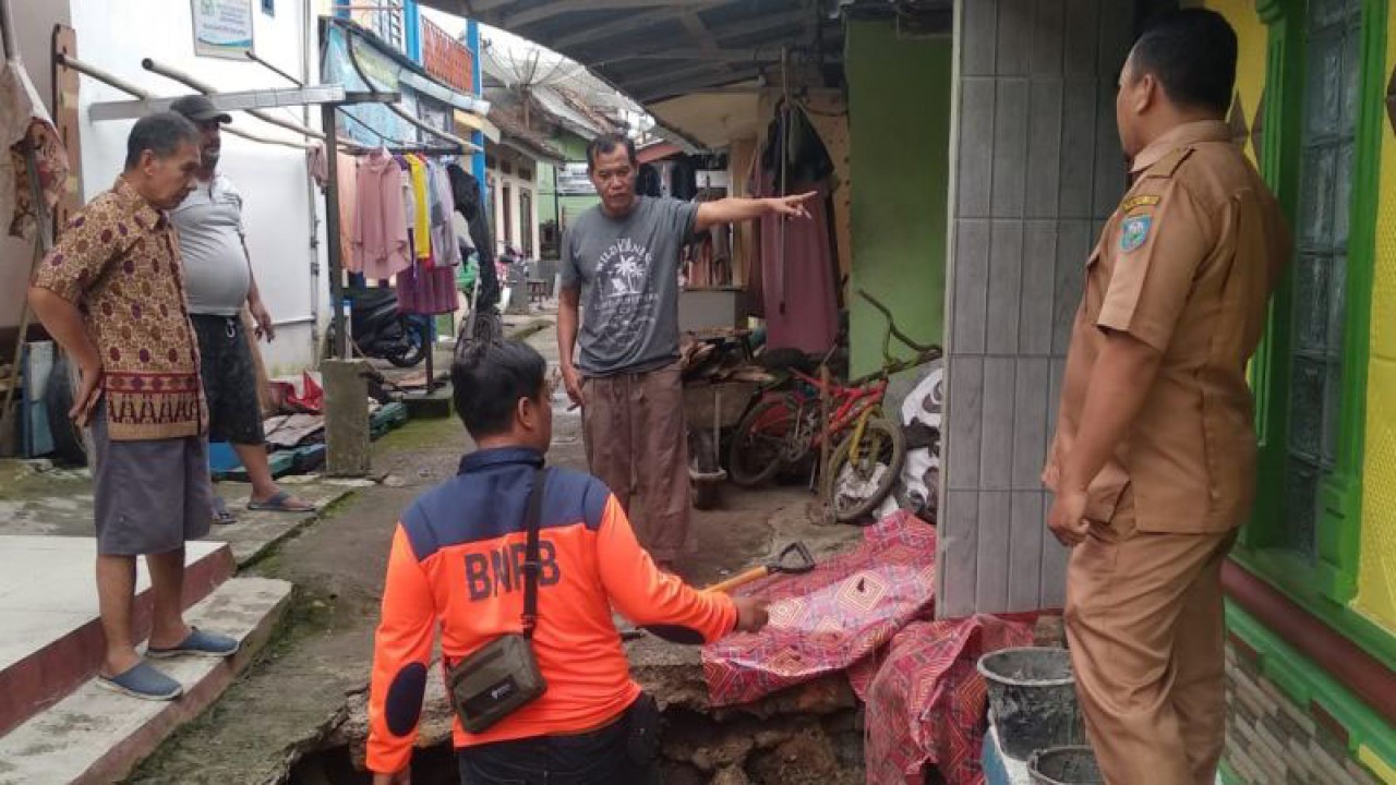 Tim BPBD OKU meninjau longsor di Kelurahan Saung Naga, Kecamatan Baturaja Barat yang terjadi pada Minggu (26/2/2023). (ANTARA/Edo Purmana)