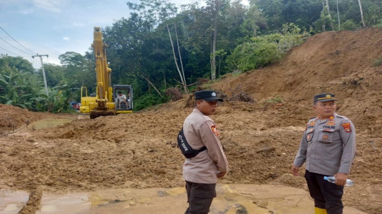 Suasana saat petugas sedang melakukan evakuasi tanah longsor (ANTARA/HO)