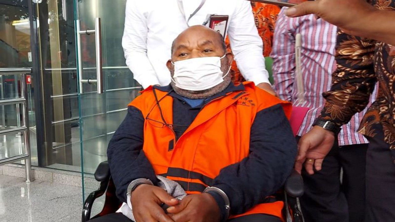 Gubernur nonaktif Papua Lukas Enembe usai diperiksa sebagai saksi, di Gedung Merah Putih KPK, Jakarta, Senin (30/1/2023). ANTARA/Fianda Sjofjan Rassat