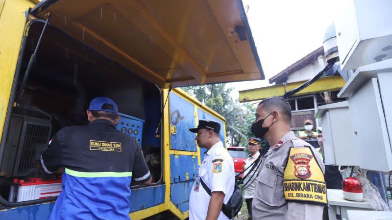 Lurah Bidara Cina Suhartono saat mengecek pompa mobile di Jalan Inspeksi Ciliwung, Kelurahan Bidara Cina, Kecamatan Jatinegara, Jakarta Timur, Rabu (1/2/2023). ANTARA/HO-Kominfotik Jakarta Timur