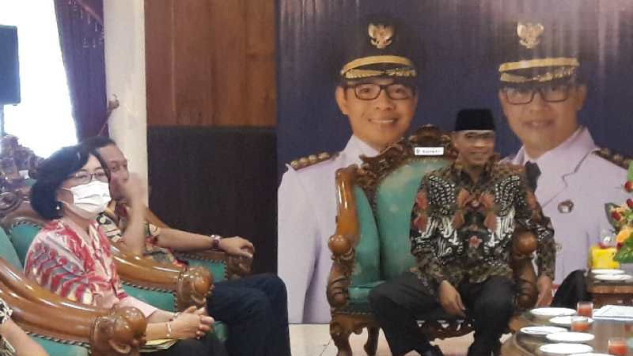 Bupati Temanggung M. Al Khadziq (kanan) menerima kunjungan Tim Penilai Penghargaan Pembangunan Daerah (PPD) Provionsi Jawa Tengah di Pendopo Pengayoman Temanggung. ANTARA/Heru Suyitno