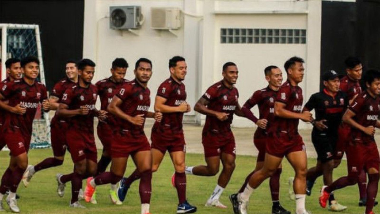 Para pemain Madura United FC melakukan latihan di Madura United Training Ground (MUTG) Pamekasan. (ANTARA/Abd. Aziz)