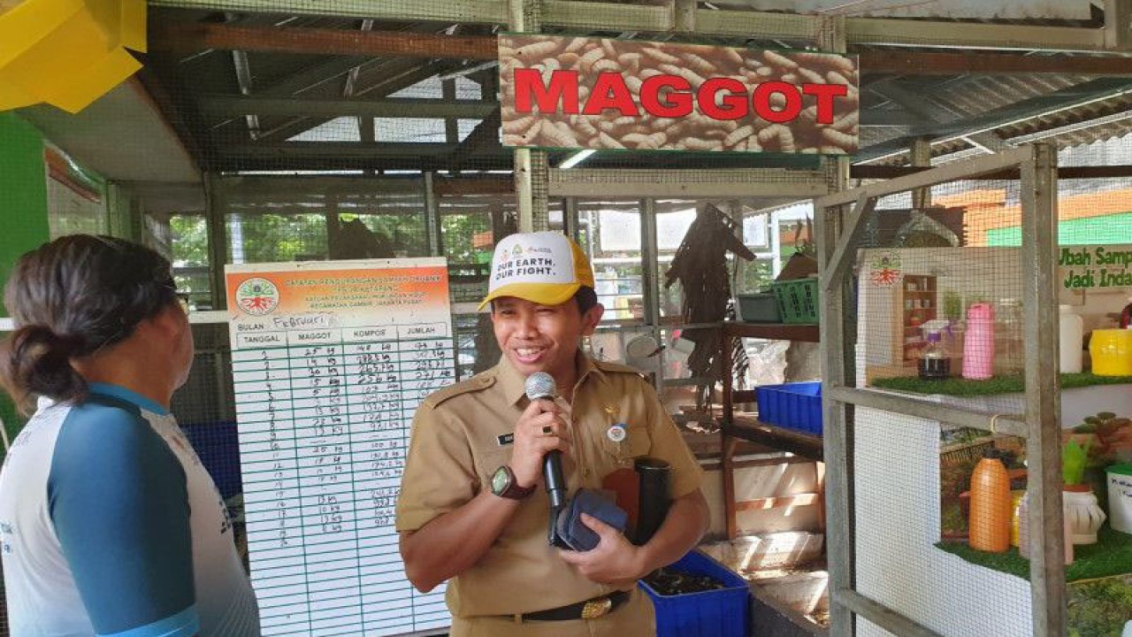 Plt Kepala Suku Dinas Lingkungan Hidup (Sudin LH) Jakarta Pusat, Edy Mulyanto, saat ditemui di Saung Edukasi Pilah Sampah di Jalan Kyai Haji Zainul Arifin, Kecamatan Gambir, Jakarta Pusat, Selasa (21/2/2023). ANTARA/Mentari Dwi Gayati