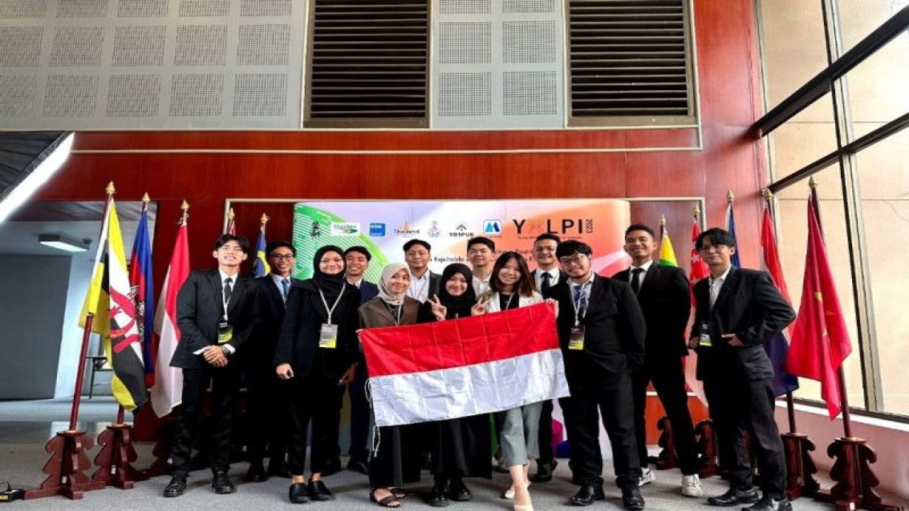 Mahasiswa Bahasa dan Sastra Inggris Universitas Airlangga Surabaya, Reno Afriano (empat dari kiri) saat menjadi delegasi Indonesia dalam forum Youth Asean Leader Policy Initiative (YALPI) di Thailand, pada 5-10 Februari 2023 lalu. (ANTARA/HO-Humas Unair)