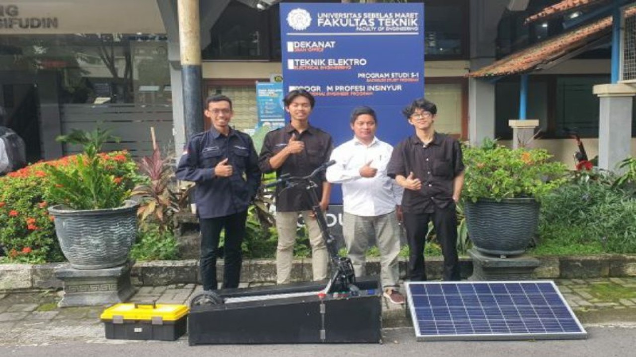 Sebagian Tim Baskara UNS dengan produk rancangan mereka di Solo, Selasa (14/2/2023). ANTARA/HO-Humas UNS