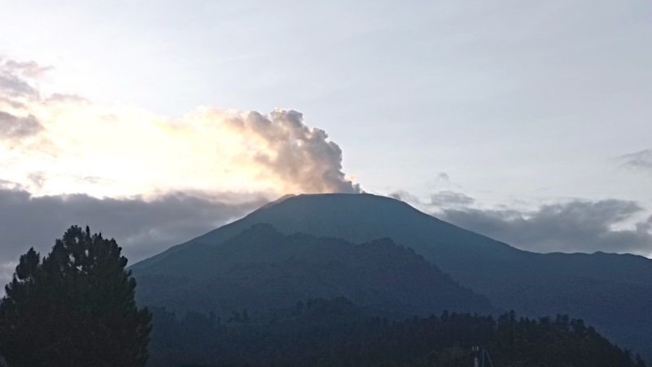 Arsip foto - Puncak Gunung Slamet terlihat dari arah Guci, Kabupaten Tegal, Jumat (9/12/2022) pagi. ANTARA/Sumarwoto